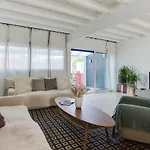 Будинок відпочинку Calypso Beautiful House In Quiet Area Close To Center